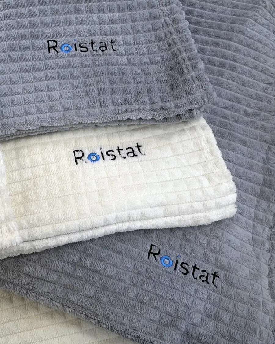 Вафельные пледы Roistat серого и молочного цвета с вышитым логотипом — работа «Печатыч»